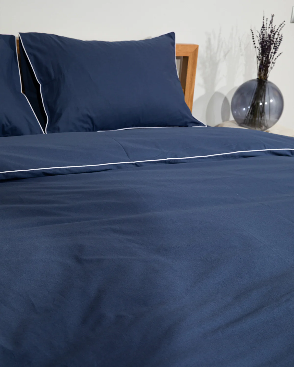 Classic Percale - Duvet Cover Set- Navy Blue with White Piped Edge - Image 2