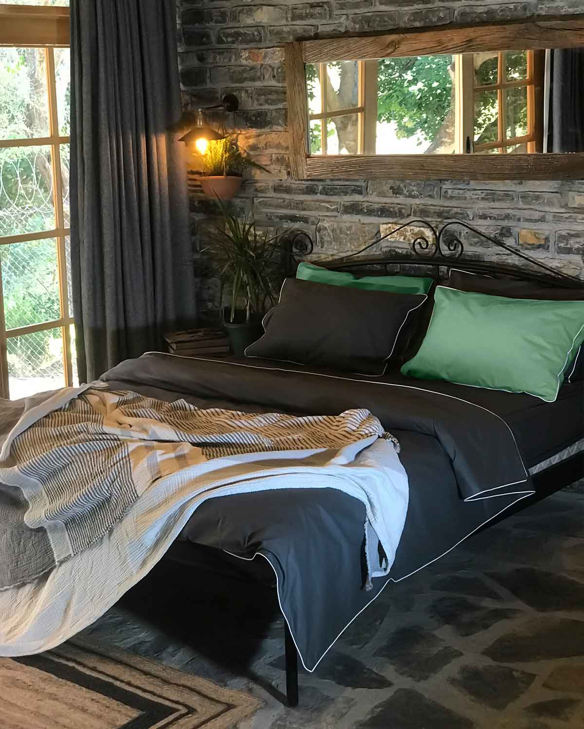 Classic Percale - Fitted Sheet Set- Anthracite with White Piped - Image 3