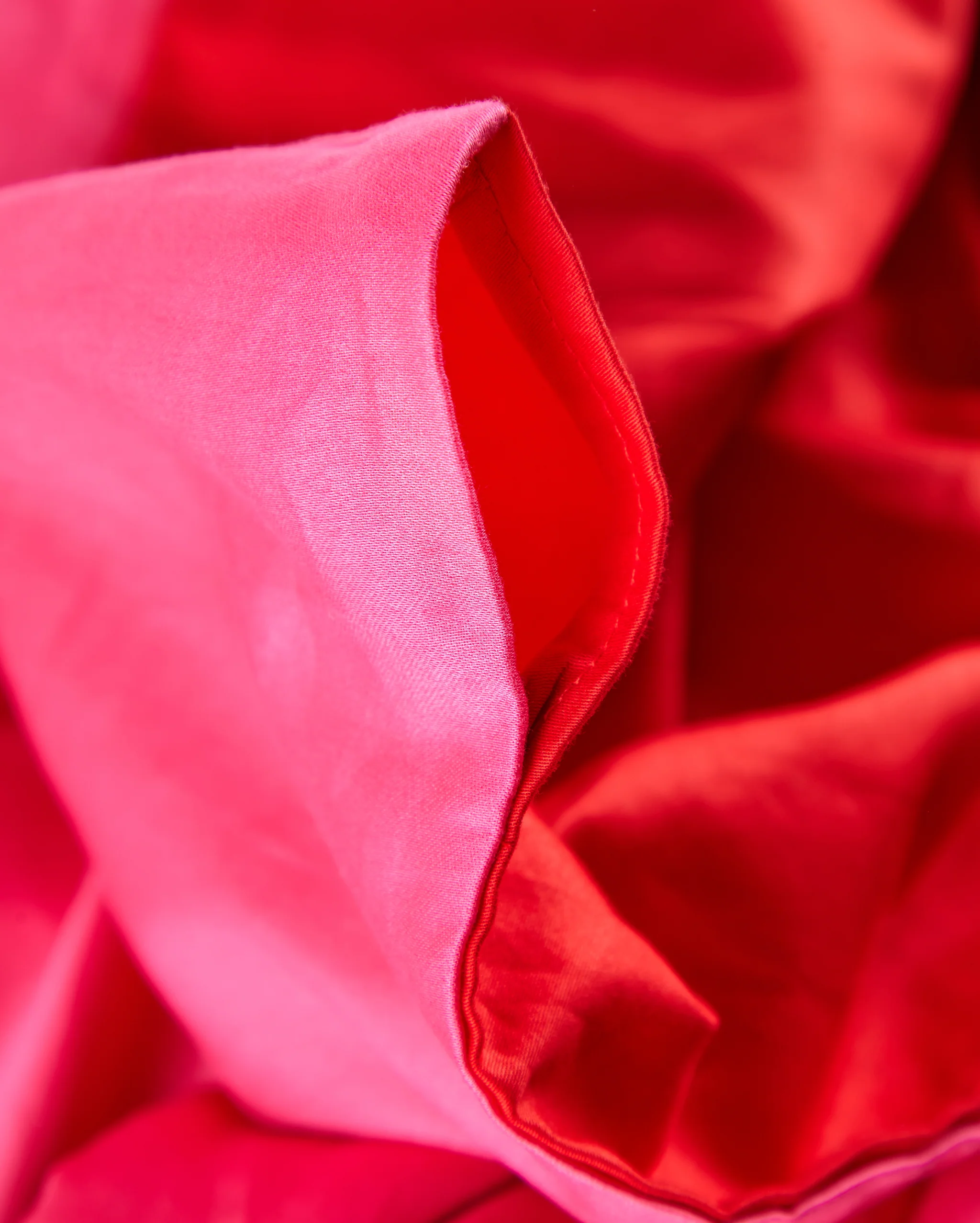 Reversible Sateen Bedding Set - Fuchsia & Red - Image 8
